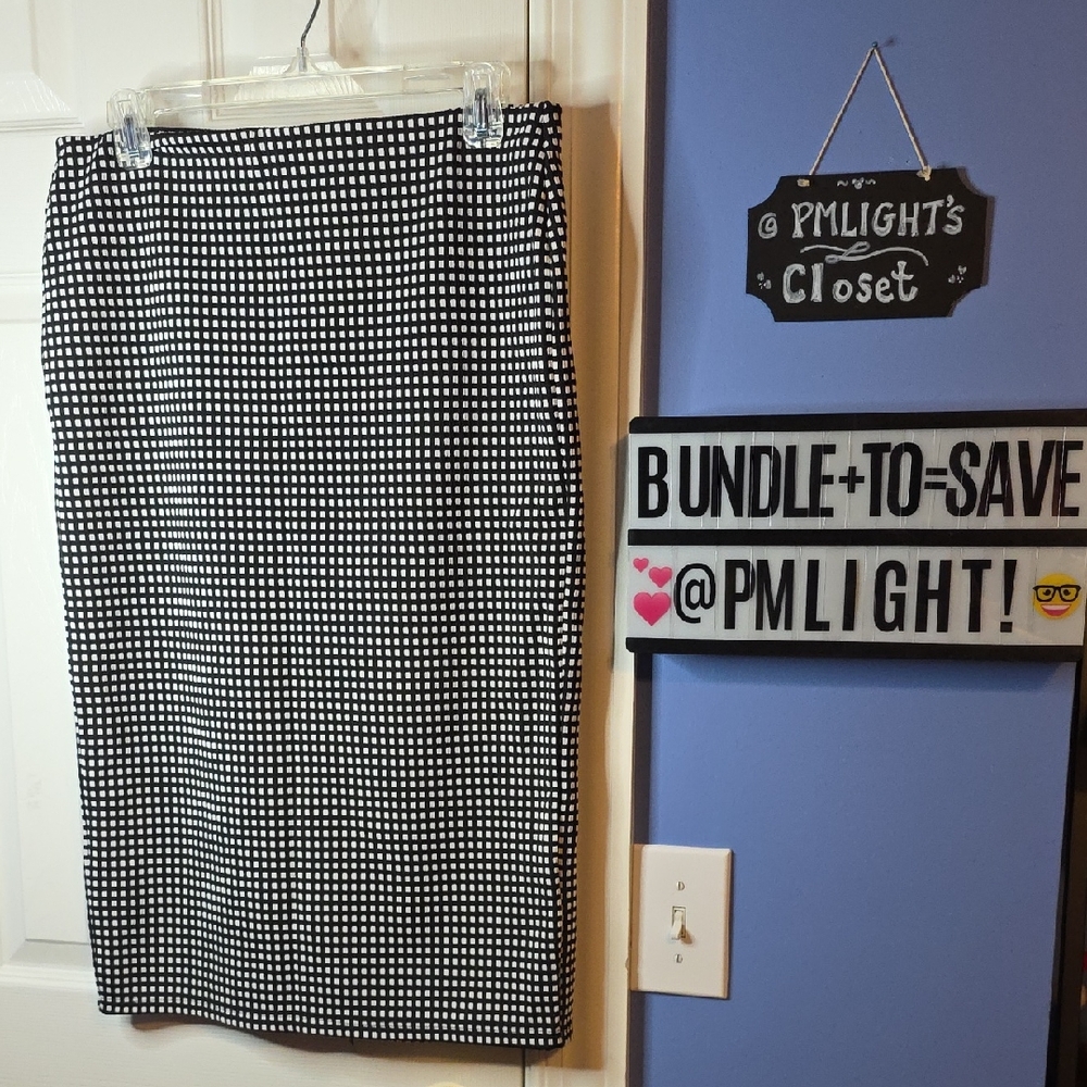 Old Navy Classic Black and White Checked Skirt Medium